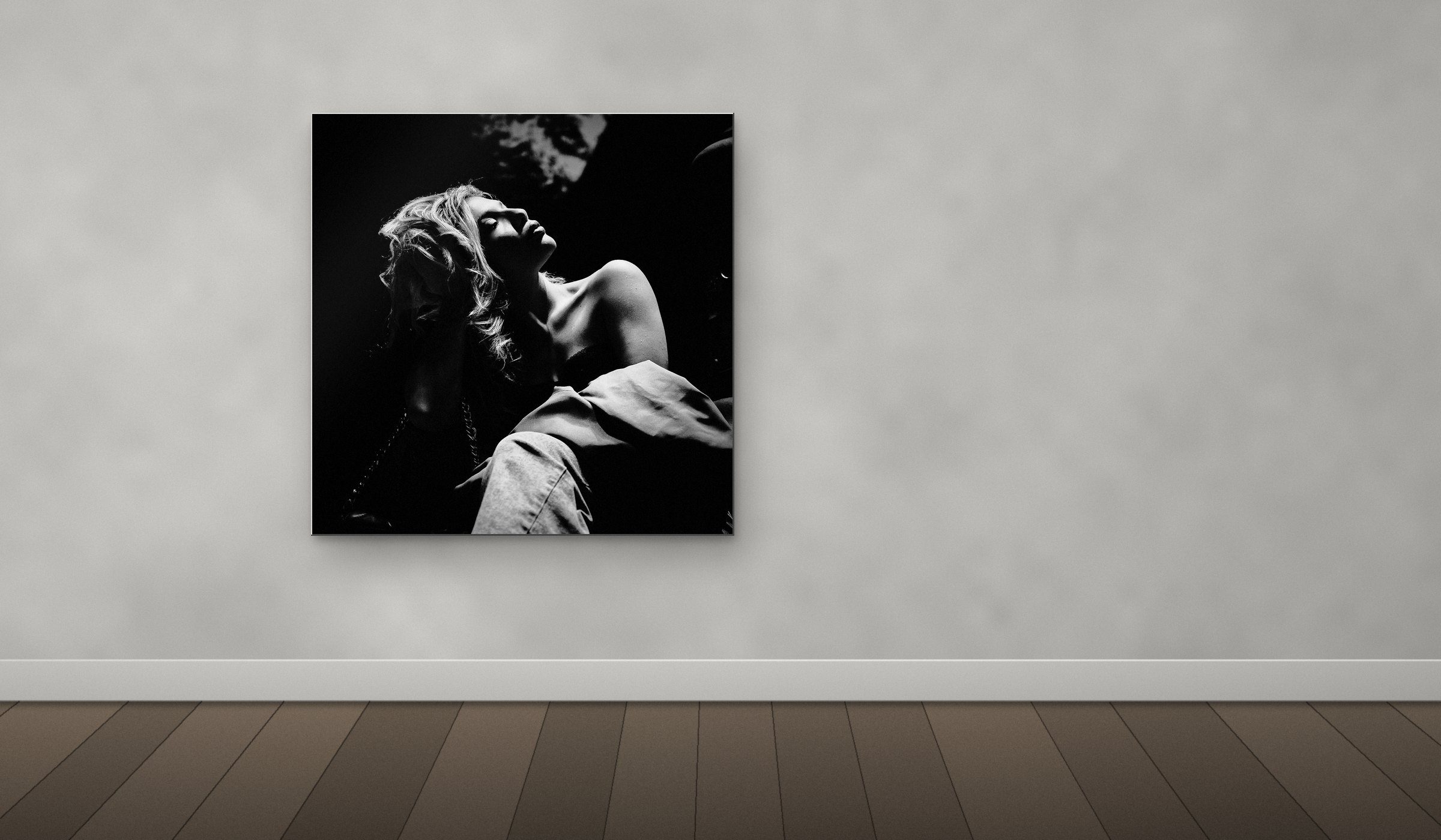 Fotoquadro in alluminio spazzolato con un ritratto in bianco e nero su una parete chiara