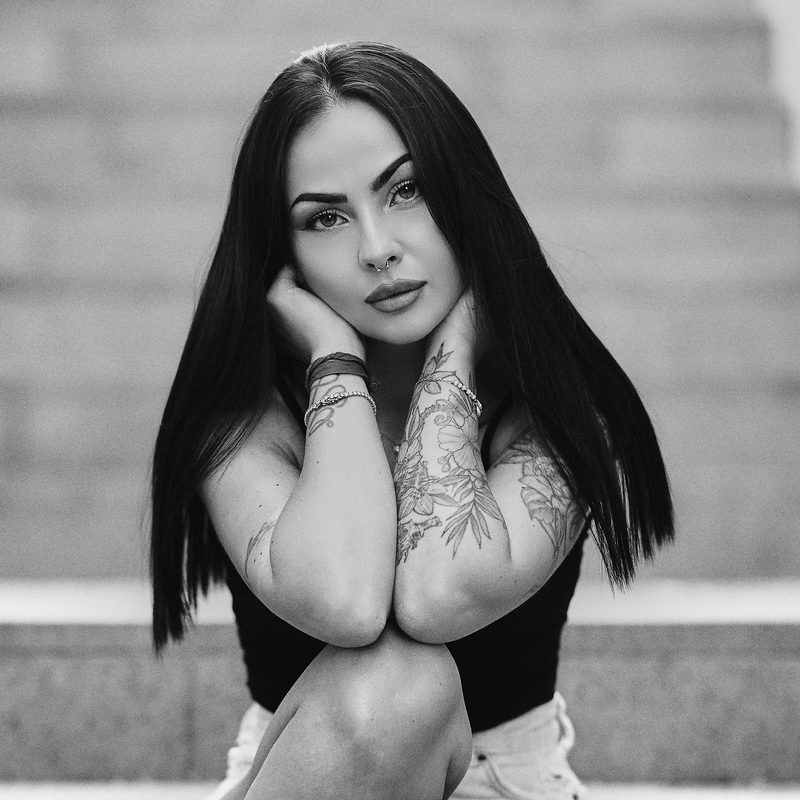 Ritratto in bianco e nero di una donna con il caschetto, in un interno con luce di finestra
