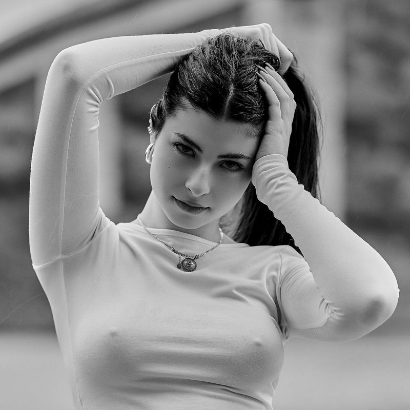 Ritratto in bianco e nero di una donna con il cappuccio, lo sguardo verso l'obiettivo